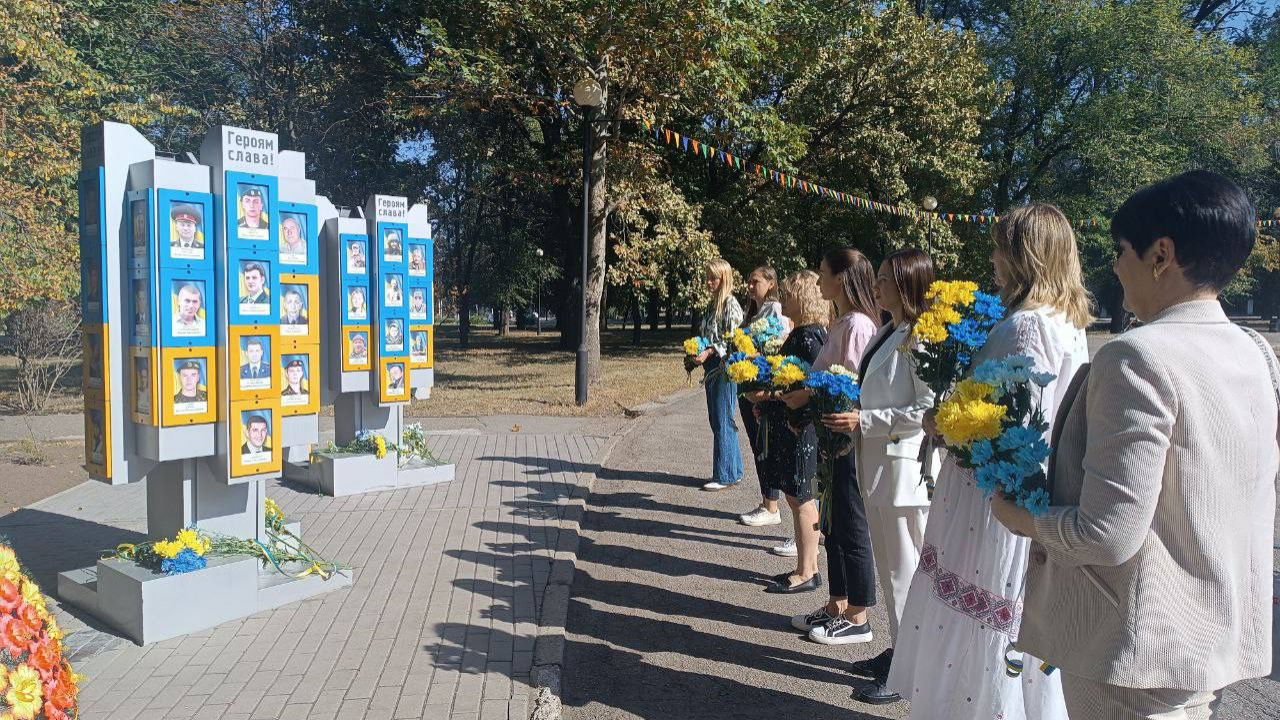 Керівники органів влади Мелітополя вшанували захисників і захисниць України