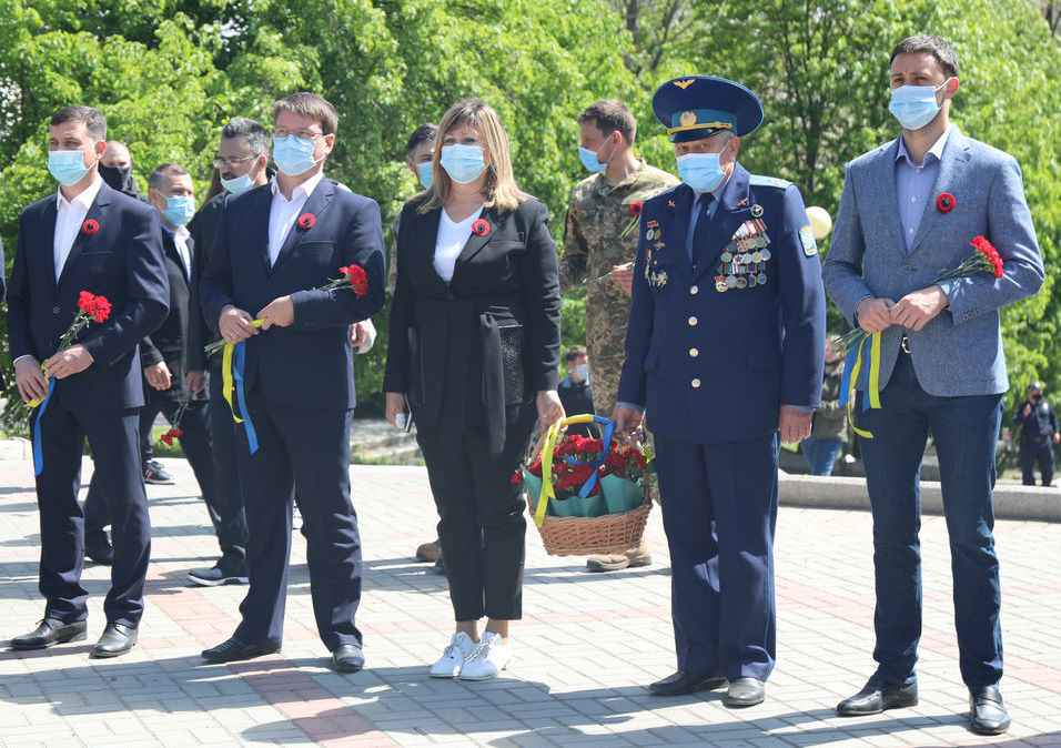 Представники влади поклали квіти до меморіалів загиблих у роки Другої світової війни 