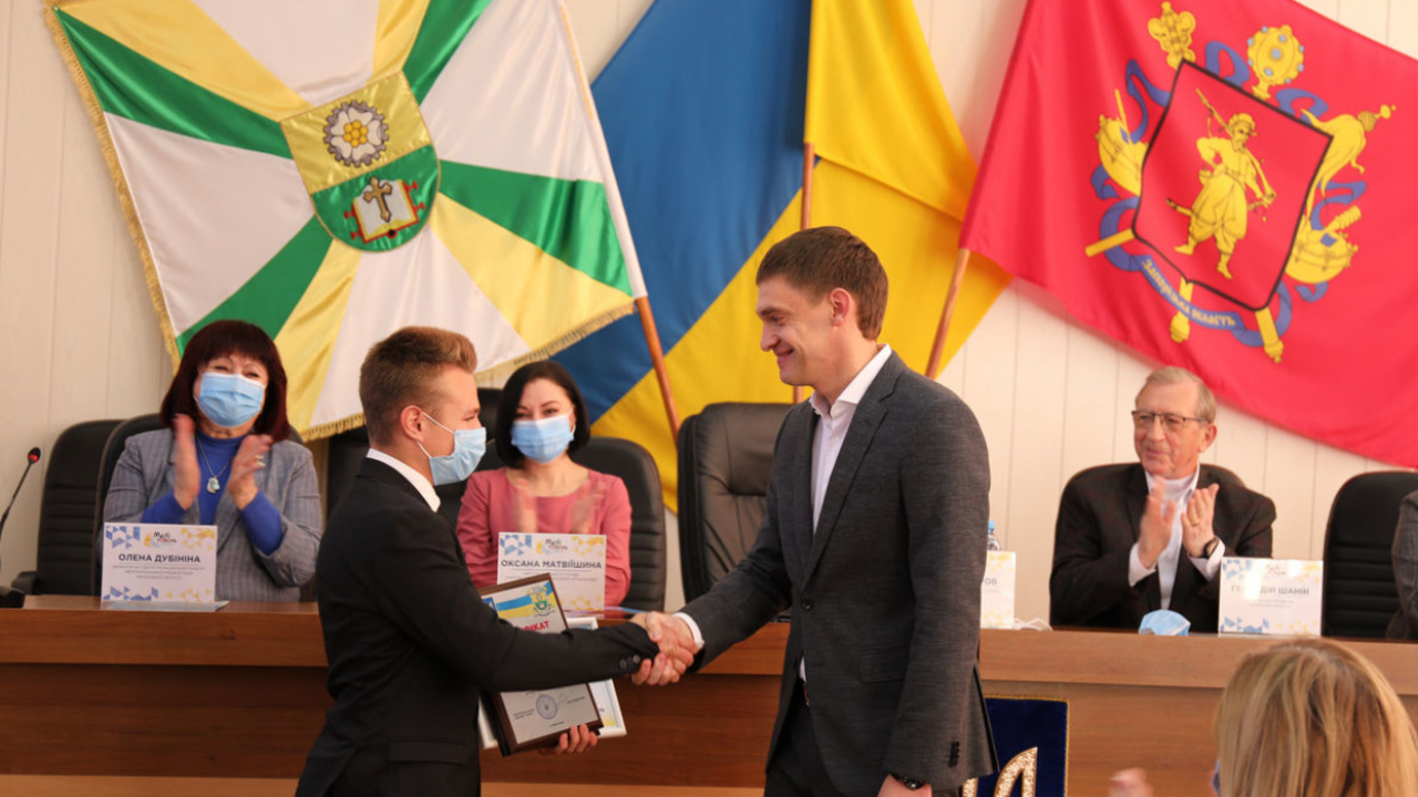 Міський голова нагородив юнака, що героїчно врятував водія та пасажирів маршрутного таксі