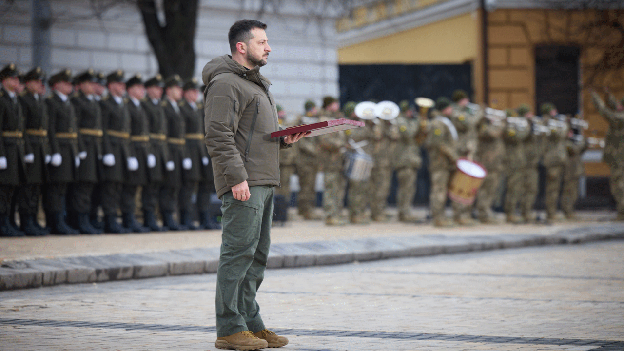 Президент нагородив українських захисників і вручив бойові прапори військовим частинам