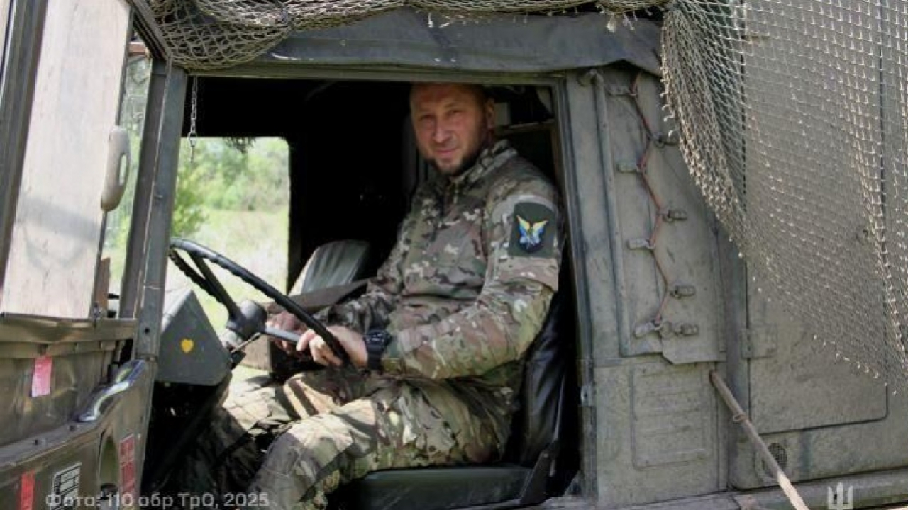 Броня з листів і сітка проти дронів: як екіпаж з Мелітополя модернізував свій бойовий автомобіль Pinzgauer
