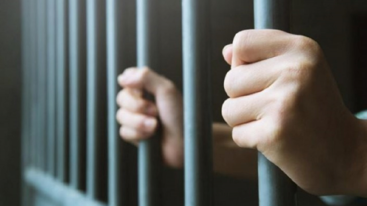 Мешканця Мелітопольщини, який зірвав прапор РФ, відправили до російської колонії, звідки в'язнів відправляють на війну