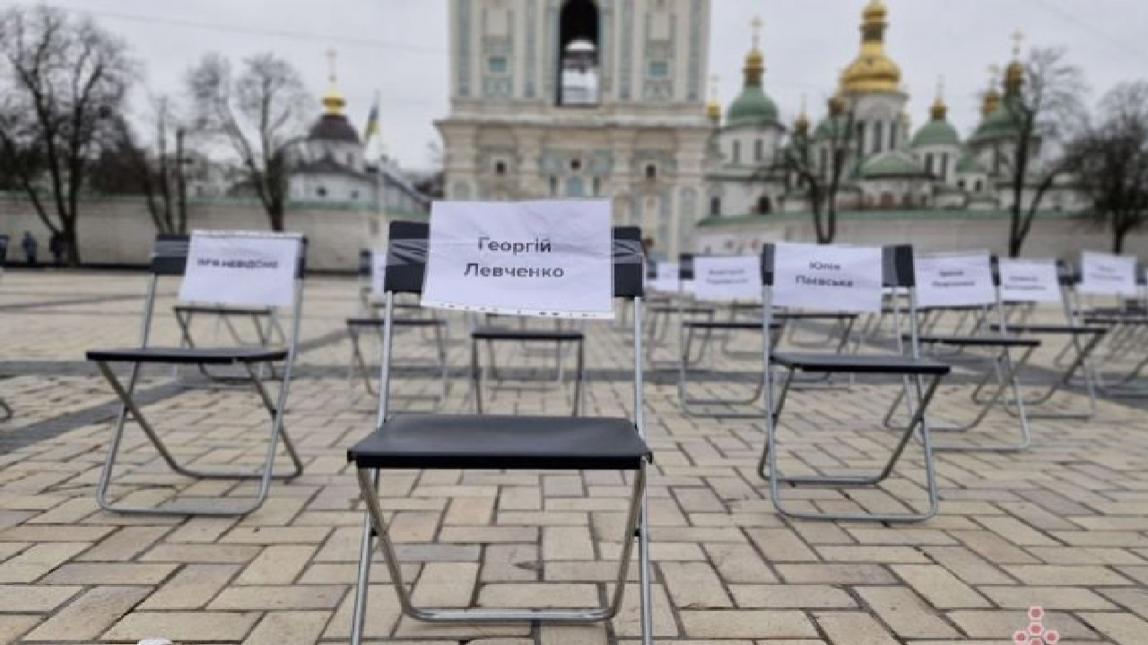 У Києві провели акцію «Порожні стільці» на підтримку викрадених мешканців Мелітополя