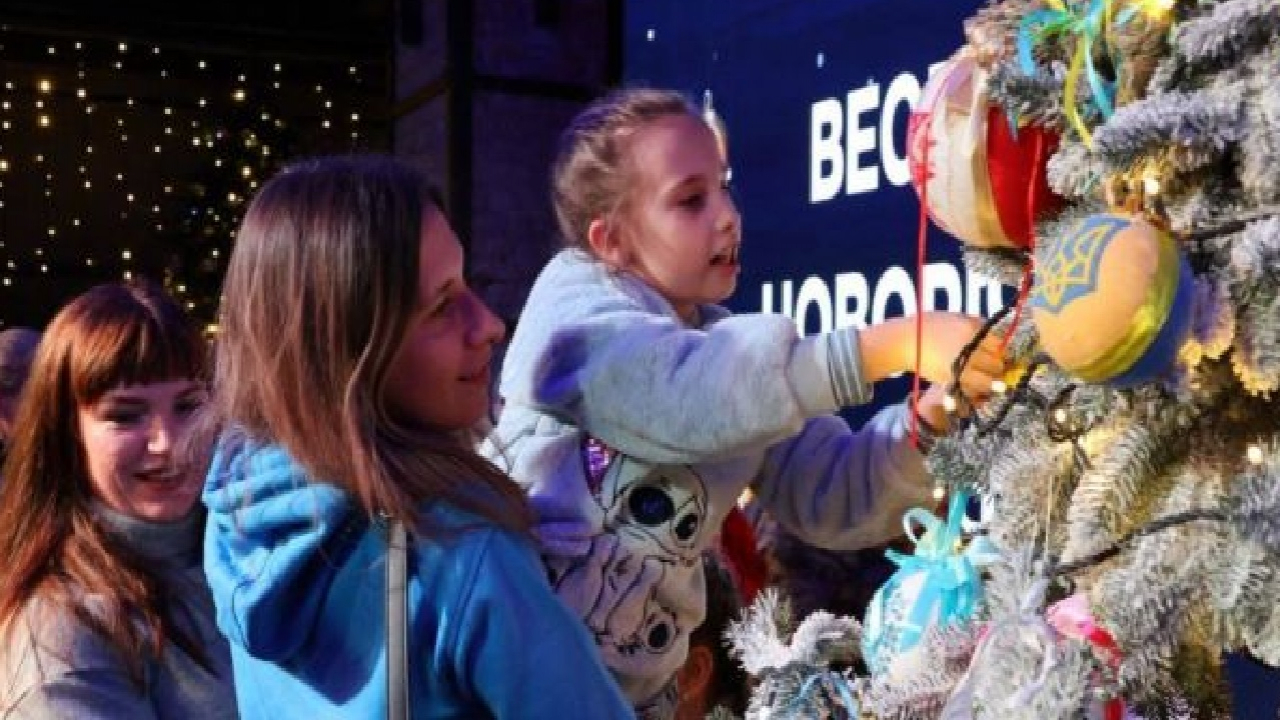 У Запоріжжі презентували унікальну &ldquo;вишиту ялинку&rdquo; з 200 вишитими новорічними іграшками та згадкою Мелітополя