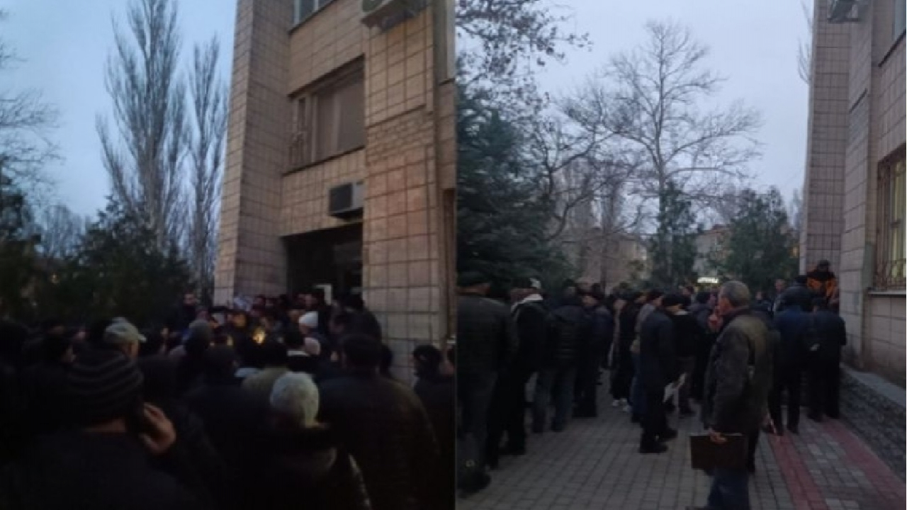 &ldquo;Стоїмо по три доби&rdquo;: у Мелітополі почався колапс через обов&rsquo;язкову російську перереєстрацію авто 