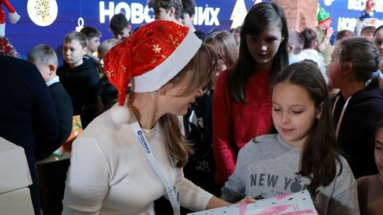 Тепло з дому: діти із Мелітополя отримали унікальні подарункові бокси від однолітків з Київщини. Що всередині