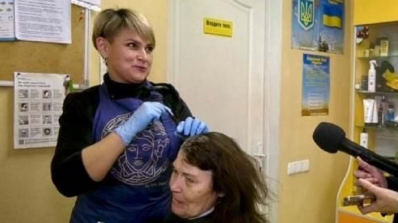 Змінила професію у 45: у Запоріжжі працює &ldquo;фабрика краси&rdquo; для переселенців із Мелітополя та інших громад
