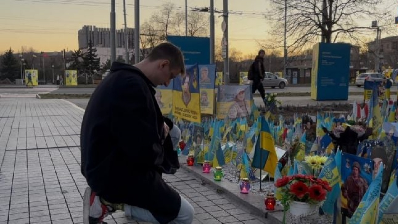 Вогні пам&rsquo;яті між окупованим Мелітополем та вільним Запоріжжям: на Алеї Героїв вшанували добровольців