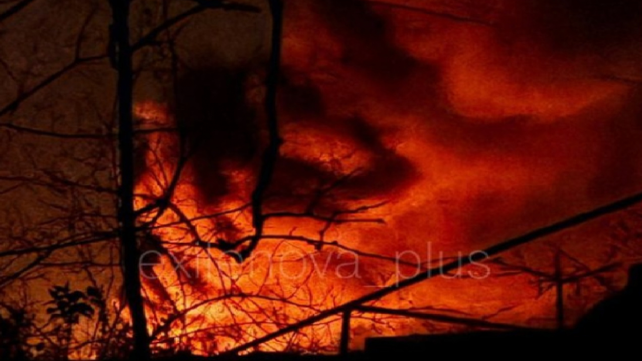 В Мелітополі після потужних вибухів почалась масштабна пожежа на електропідстанції