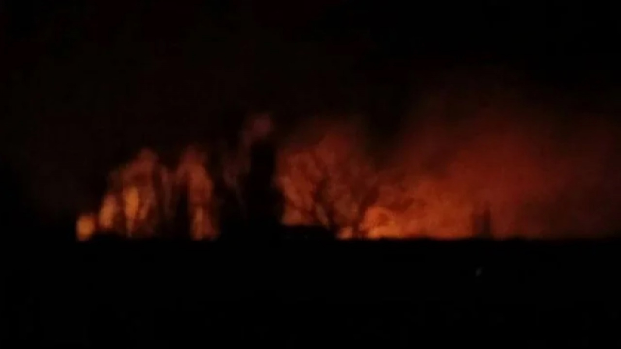 У Мелітополі після серії вибухів почалася пожежа &mdash; у місті та на тимчасово окупованій території Запорізької області триває блекаут