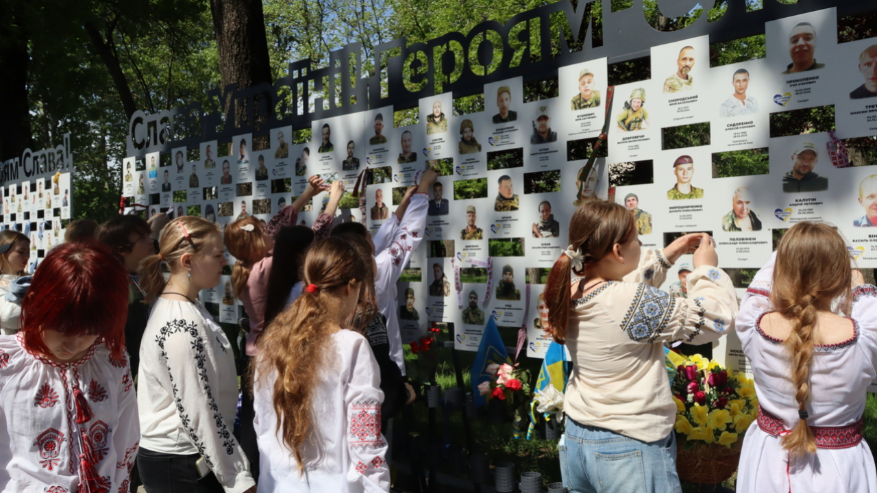 Вишита стрічка пам'яті: патріотична акція учнів Мелітопольської гімназії №23 у День вишиванки