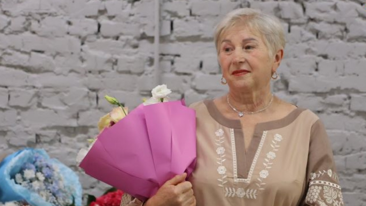 «Я депортована – не маю нічого, набирала всі книги на телефоні». Письменниця з Мелітопольщини отримала ноутбук на презентації нової книги